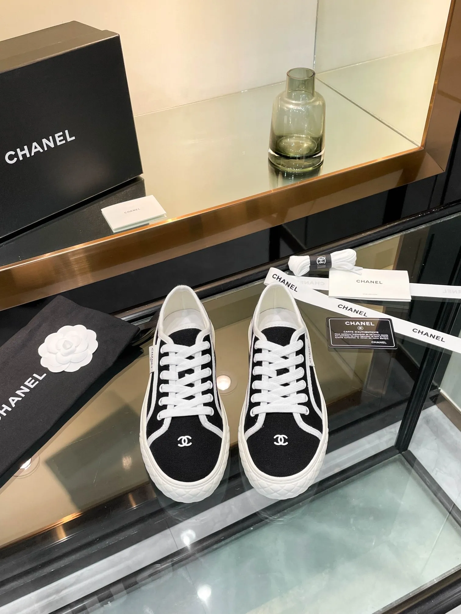 👟👟Ex-factory price 400👟👟 Chanel 2024SF Chanel The latest and currently super popular biscuit shoes, the Internet celebrity Xiaohongshu is crazy about it. It is on sale with a cute and cute style with a bit of retro flavor! The shape is special, very recognizable, slimming and long legs, absolutely powerful, very comfortable to wear, good-looking, comfortable, and height-increasing. I must recommend it to everyone. The main feature of this year's series, minimalist style, fabric: original customized canvas, feet: sheepskin. Number of yards: 35-39 (custom order of 40 pieces is non-refundable)